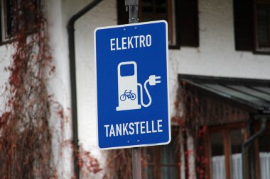 Elektrik İstasyonu / elektrik yakıt ikmali gösteren etiket