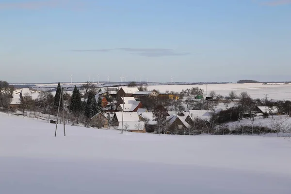 Paesaggio invernale con villaggio — Foto Stock