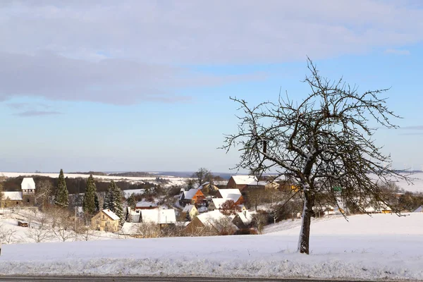 Paesaggio invernale con villaggio — Foto Stock