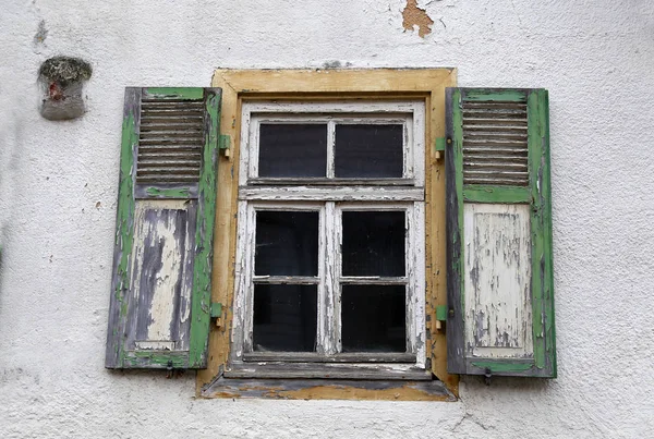 Vecchia finestra con persiane chiuse — Foto Stock