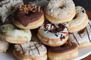 Lezzetli tatlı yalan masanın üzerine alır.