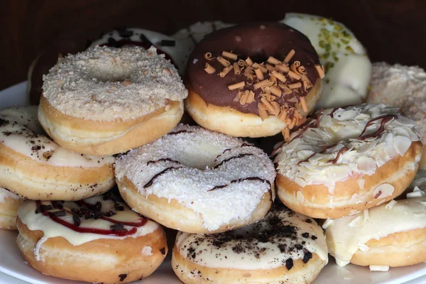 Deliciosos rollos dulces yacen sobre la mesa — Foto de Stock