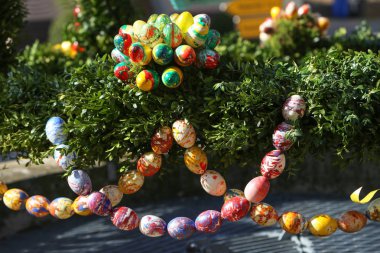 Çeşme Paskalya yumurtaları dekore edilmiştir.