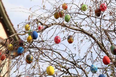 Çeşme Paskalya yumurtaları dekore edilmiş / de Paskalya yumurtaları dekore edilmiş