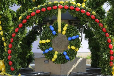 Çeşme Paskalya yumurtaları dekore edilmiştir.