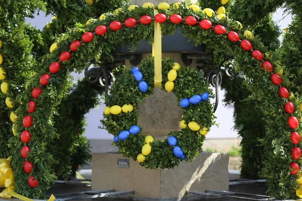 Çeşme Paskalya yumurtaları dekore edilmiştir.