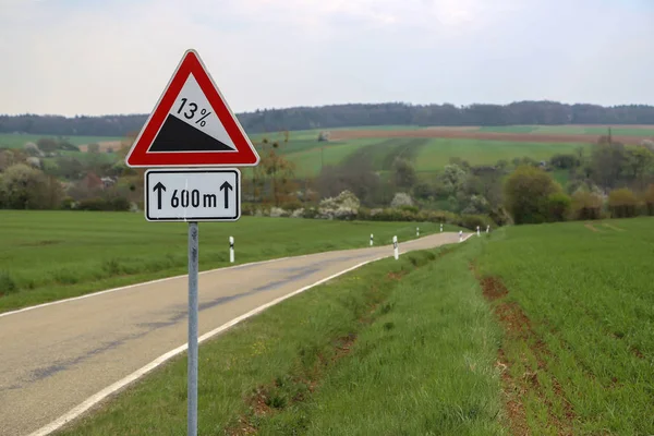 Road sign hellende weg — Stockfoto