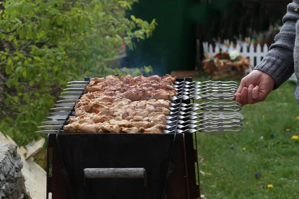 A carne é grelhada — Fotografia de Stock