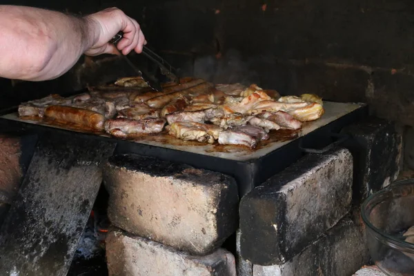 La carne è grigliata — Foto Stock