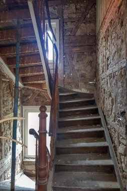 İçeriden gelen eski evin duvarları