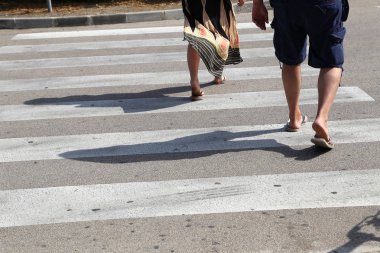 Zebra crossing yürüyüş insanların güvenli bir şekilde karşıdan karşıya yakın çekim.