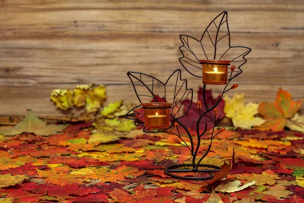 Herbst Stillleben Lampe Und Herbstblätter Auf Einem Tisch — Stockfoto