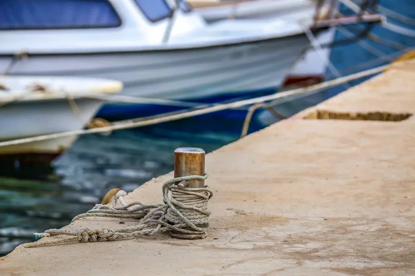 nehir kıyısında kabloluda