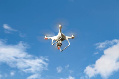 Uçan bir dron fotoğraf makinesi ile silahlı .