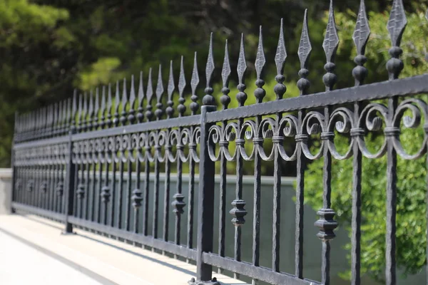 Güzel metal çit parkta ya da bahçede