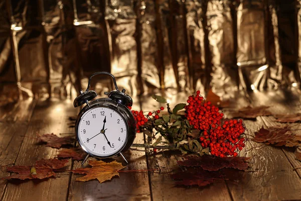 Herfst Stilleven Alarm Klok Herfstbladeren — Stockfoto