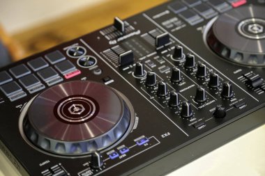 DJ pult / uzaktan kumandaya hafif konser salonu