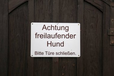 Almanca metin: dikkat. serbest çalışan köpek. Lütfen kapıları kapatın.