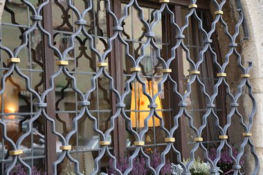 Metal ızgara / Metal ızgara üstünde belgili tanımlık pencere