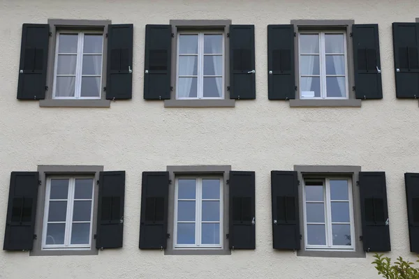 Windows Багатоповерховому Будинку — стокове фото
