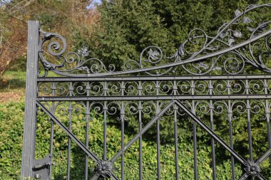 Parkta metal kıvırcık çit / detaylar