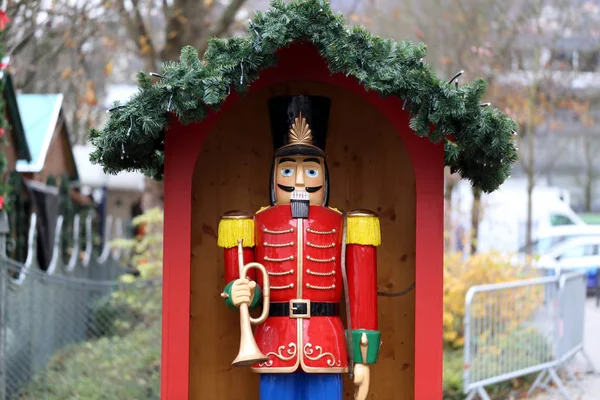 战士胡桃夹子雕像站立在圣诞节市场 — 图库照片