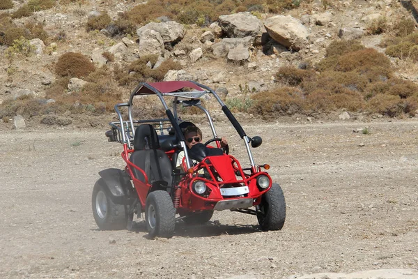 Esporte Jovem Controla Buggy — Fotografia de Stock