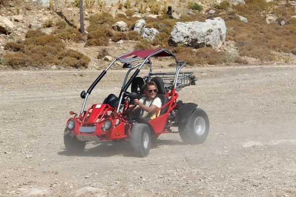 Esporte Jovem Controla Buggy — Fotografia de Stock