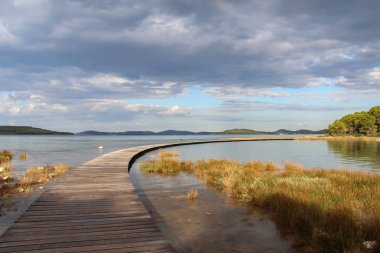 Adaya ahşap geçit / St. Nicholas kale (Hırvatça)