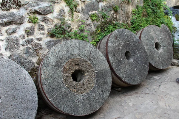 Velhas Pedras Moinho Uma Ferramenta Europeia Tradicional Para Moer Farinha — Fotografia de Stock