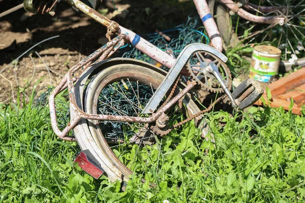 Altes Rostiges Fahrrad Altes Fahrrad Gras Liegend — Stockfoto