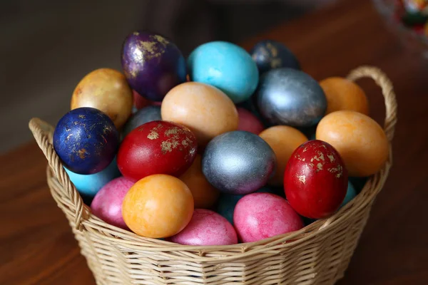 Пасхальные Яйца Корзине — стоковое фото