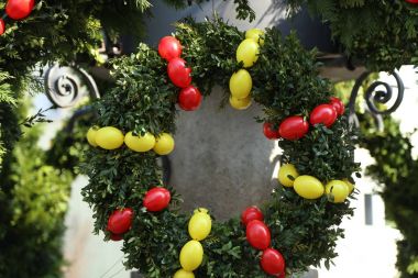 Çeşme Paskalya yumurtaları dekore edilmiş / de Paskalya yumurtaları dekore edilmiş