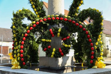 Çeşme Paskalya yumurtaları dekore edilmiş / de Paskalya yumurtaları dekore edilmiş