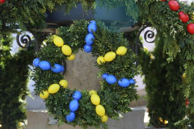 Çeşme Paskalya yumurtaları dekore edilmiş / de Paskalya yumurtaları dekore edilmiş