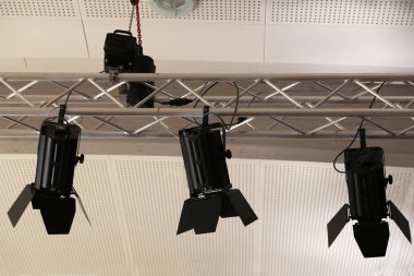 Konser salonunun tavanında projektör