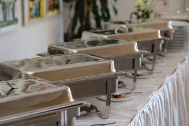 Bir restoranda yemek reşo