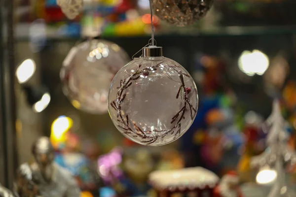 Leuchtende Kugeln Auf Einem Weihnachtsbaum — Stockfoto