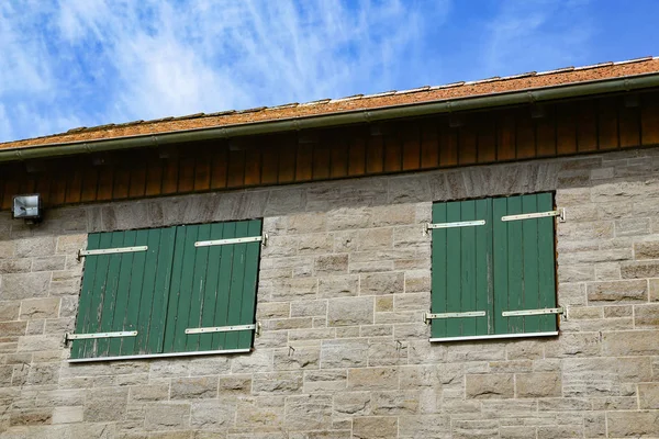 Mur Maison Avec Fenêtres Fenêtres Avec Volets Fermés — Photo