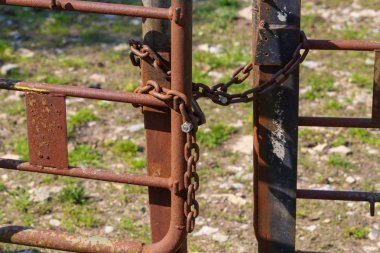 Sığır için bir kalem eski paslı kapısı