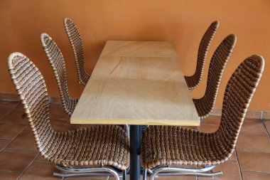 Masa altı sandalye ile