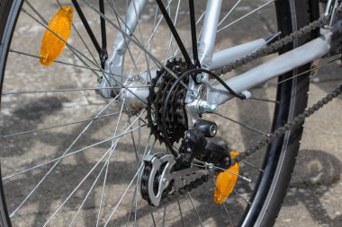 Bisiklet tekerleğini kapat.