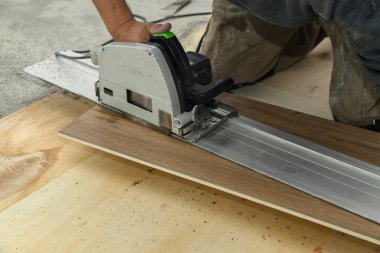 İşçi merdiven için merdiven parçalarını ölçer ve keser