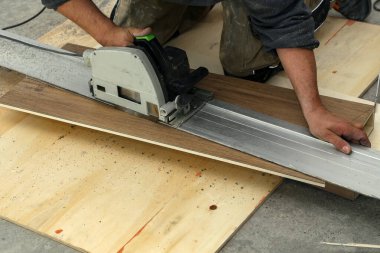 İşçi merdiven için merdiven parçalarını ölçer ve keser