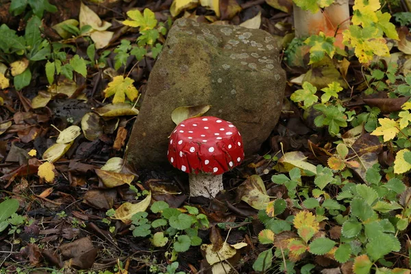 Amanita dekorativní houba z betonu na místě v blízkosti domu — Stock fotografie