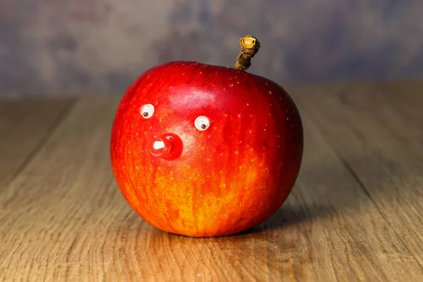 Belle pomme rouge repose sur la table — Photo