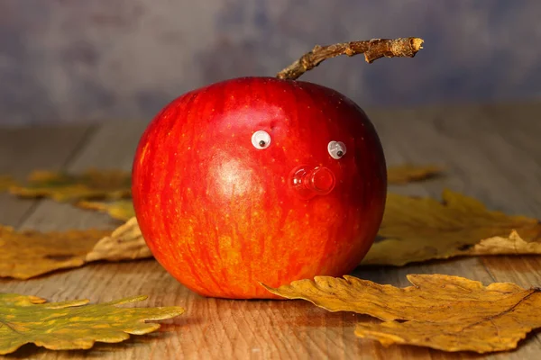 Hermosa manzana roja yace sobre la mesa — Foto de Stock