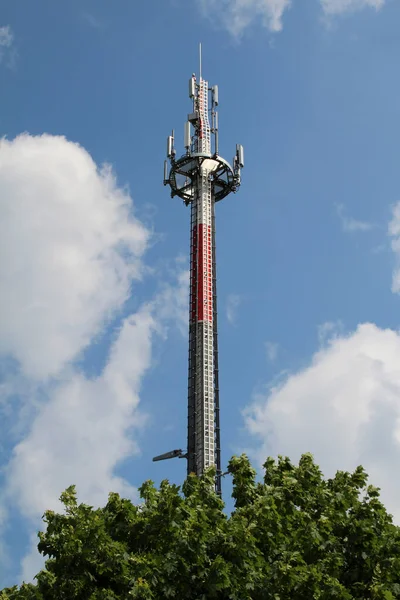 Комунікаційна вежа з фоном блакитного хмарного неба — стокове фото