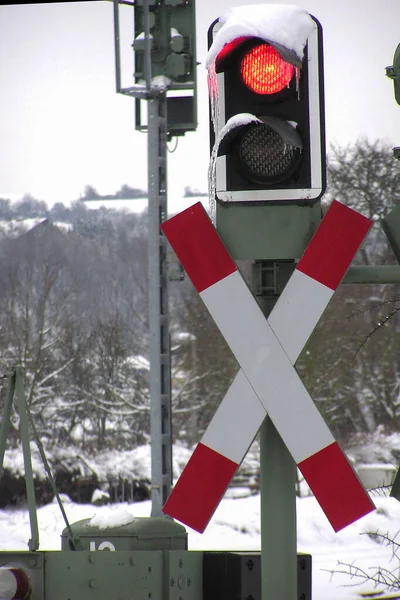 Röda trafikljus vid järnvägskorsningen — Stockfoto