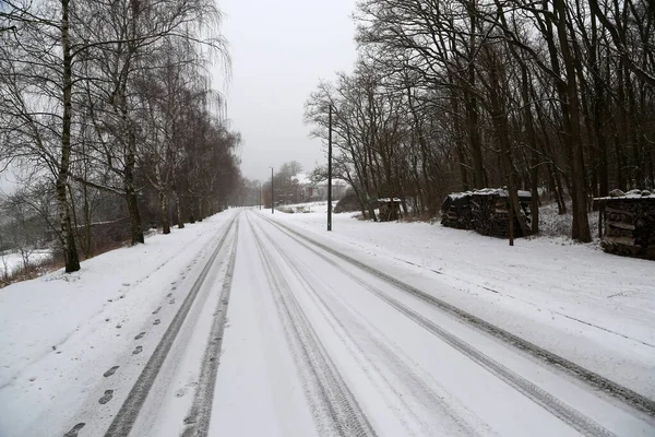 Première neige. Paysage hivernal avec route enneigée . — Photo